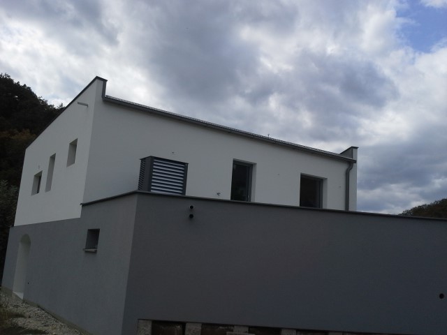 Saniertes Wohngebäude mit Luftwärmepumpe IDM mit Warmwasserspeicher, hier mit Aussengerät - Bild 3
